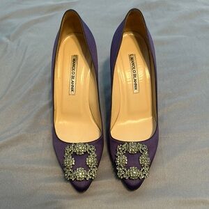 Manolo Blahnik Purple Hangisi